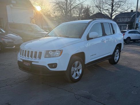 Used 2016 Jeep Compass Latitude image 2