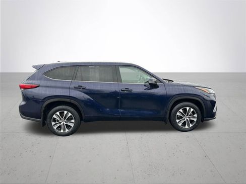 Used 2022 Toyota Highlander XLE image 6