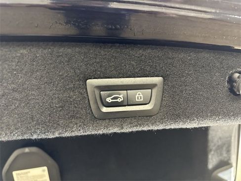 Used 2021 BMW 740i xDrive w/ M Sport Package image 28