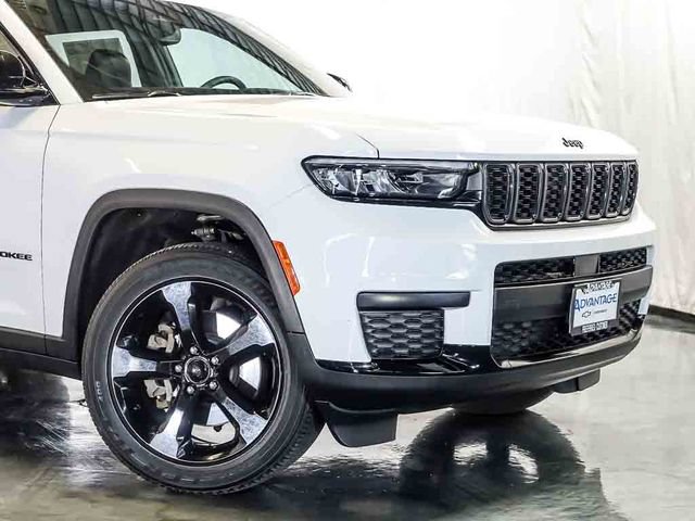 Used 2023 Jeep Grand Cherokee L Altitude AWD/4WD image 3
