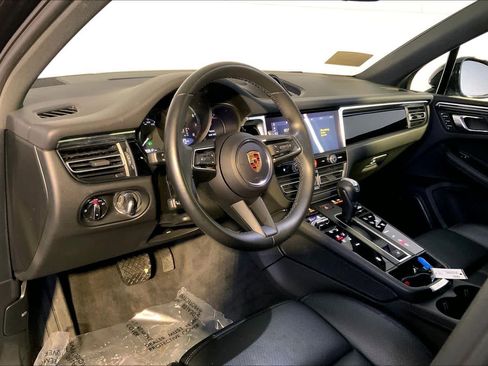 Used 2024 Porsche Macan image 4