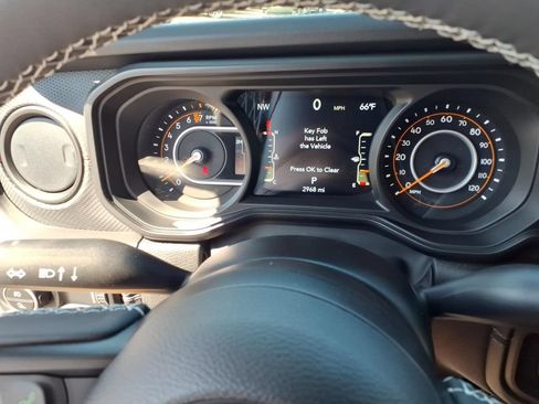 Used 2025 Jeep Gladiator Rubicon w/ Convenience Group AWD/4WD image 12