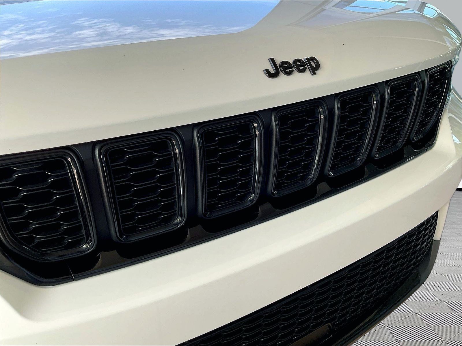 Used 2023 Jeep Grand Cherokee Altitude AWD/4WD image 32
