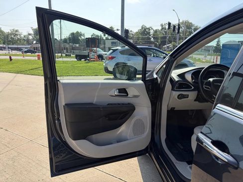 Used 2019 Chrysler Pacifica Touring-L FWD image 10
