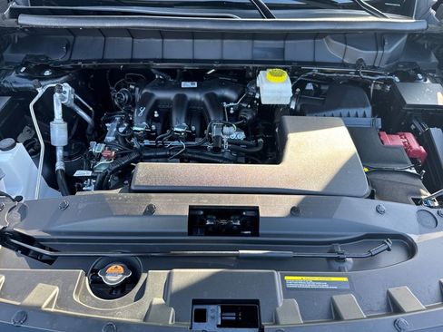 Used 2025 Nissan Pathfinder Platinum w/ Black Appearance Package image 24