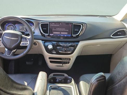 Used 2022 Chrysler Pacifica Touring-L FWD image 11