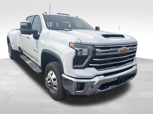 Used 2024 Chevrolet Silverado 3500 LTZ w/ LTZ Convenience Package AWD/4WD image 9