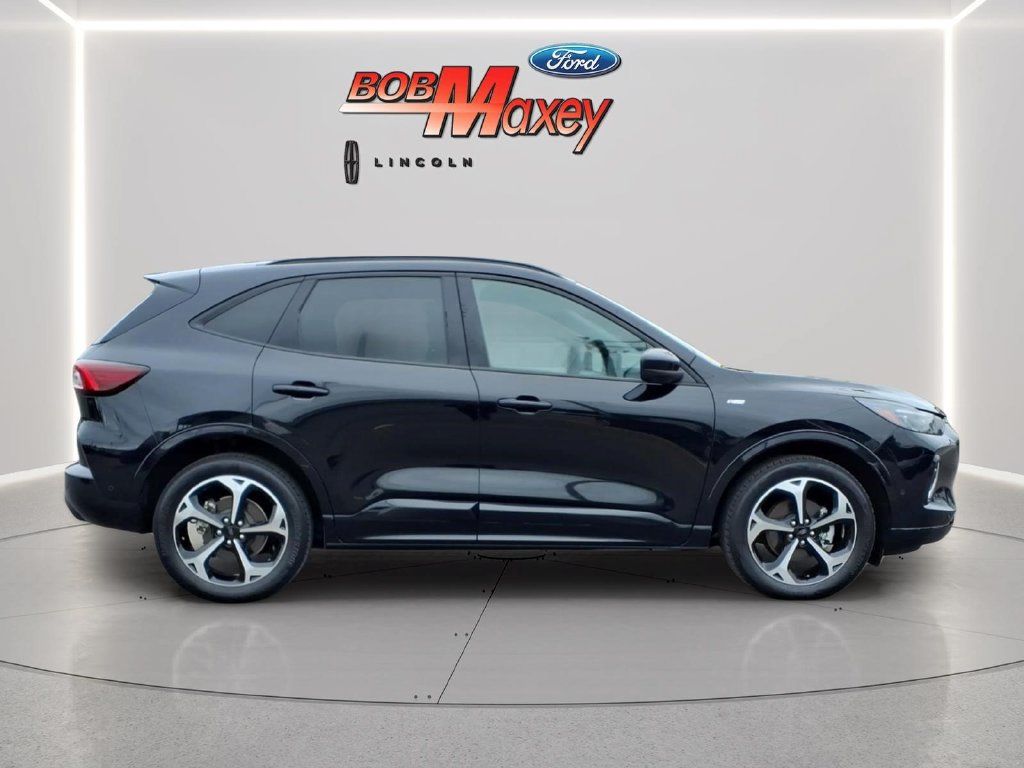 Used 2023 Ford Escape ST-Line Elite w/ Premium Technology Package AWD/4WD image 4