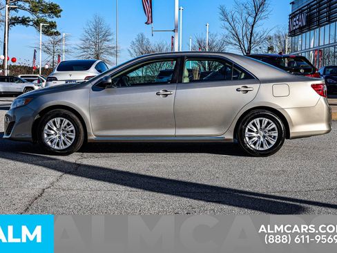 Used 2014 Toyota Camry LE image 9