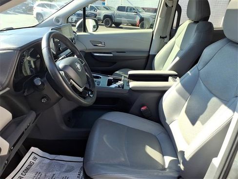 Used 2022 Toyota Sienna Limited image 4