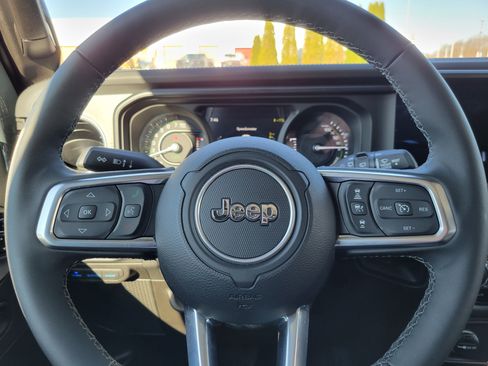 Used 2025 Jeep Wrangler Unlimited Sahara w/ Safety Group image 8