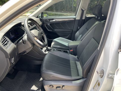 Used 2023 Volkswagen Tiguan SE w/ Panoramic Sunroof Package FWD image 15