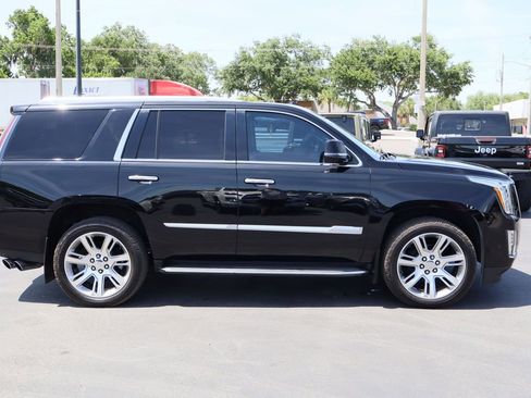 Used 2020 Cadillac Escalade Premium Luxury RWD image 10