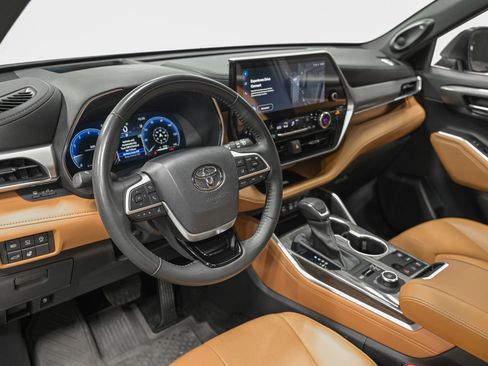 Used 2024 Toyota Highlander Platinum image 13