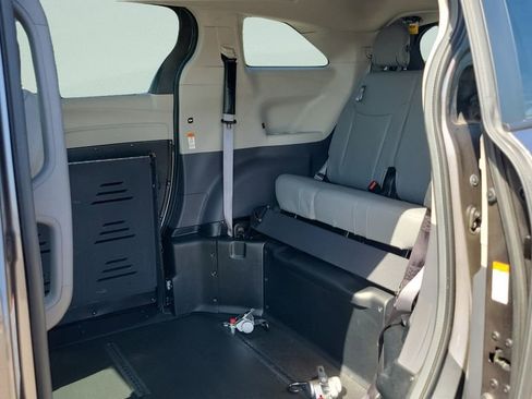 Used 2024 Toyota Sienna XLE FWD image 13