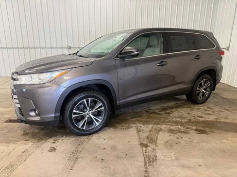 Used 2019 Toyota Highlander LE AWD/4WD image 2