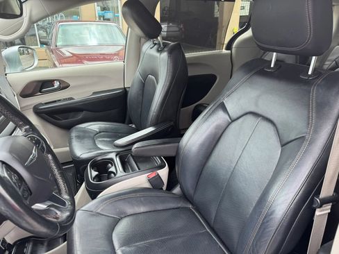 Used 2019 Chrysler Pacifica Touring-L FWD image 14