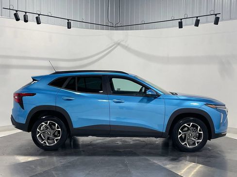 Used 2025 Chevrolet Trax LT FWD image 10