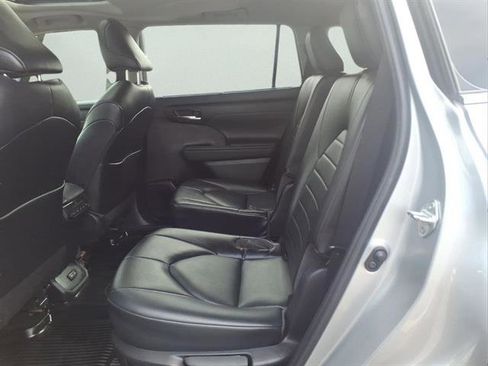 Used 2022 Toyota Highlander XLE image 9
