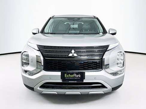 Used 2024 Mitsubishi Outlander SE image 2