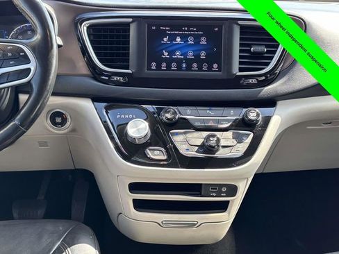 Used 2019 Chrysler Pacifica Touring-L image 31