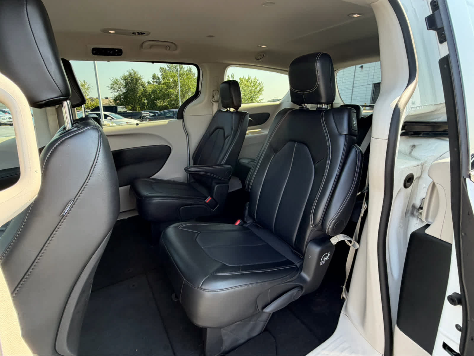 Used 2024 Chrysler Pacifica Touring-L FWD image 14