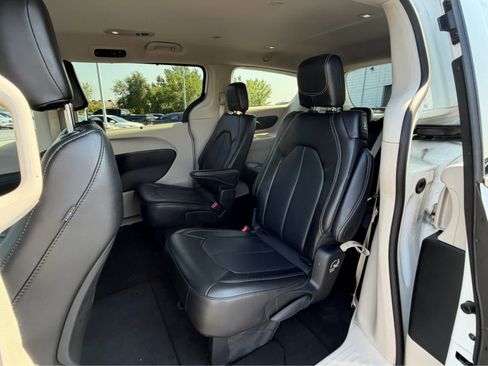 Used 2024 Chrysler Pacifica Touring-L FWD image 14