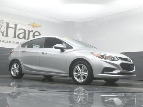 Used 2017 Chevrolet Cruze LT w/ Convenience Package FWD image 2