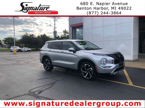 Used 2024 Mitsubishi Outlander SE image 1