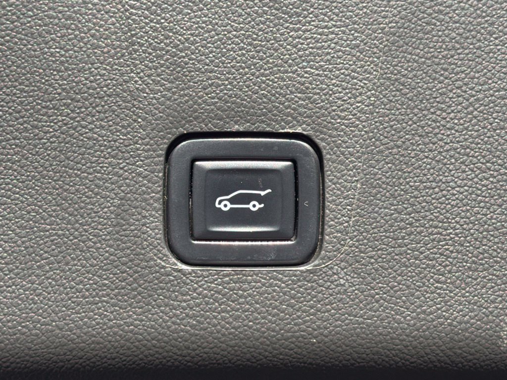 Used 2022 Chevrolet Traverse High Country w/ LPO, Cargo Package FWD image 15