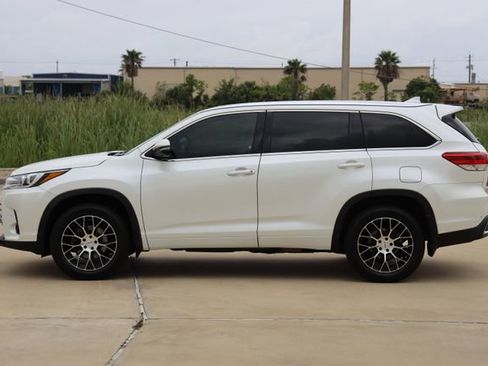 Used 2018 Toyota Highlander Limited Platinum FWD image 5