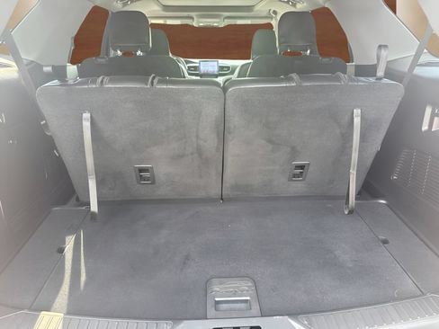 Used 2021 Ford Explorer XLT w/ Equipment Group 202A AWD/4WD image 11