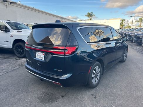 Used 2022 Chrysler Pacifica Touring-L image 5