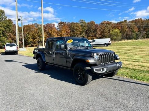 Used 2022 Jeep Gladiator Sport AWD/4WD image 1