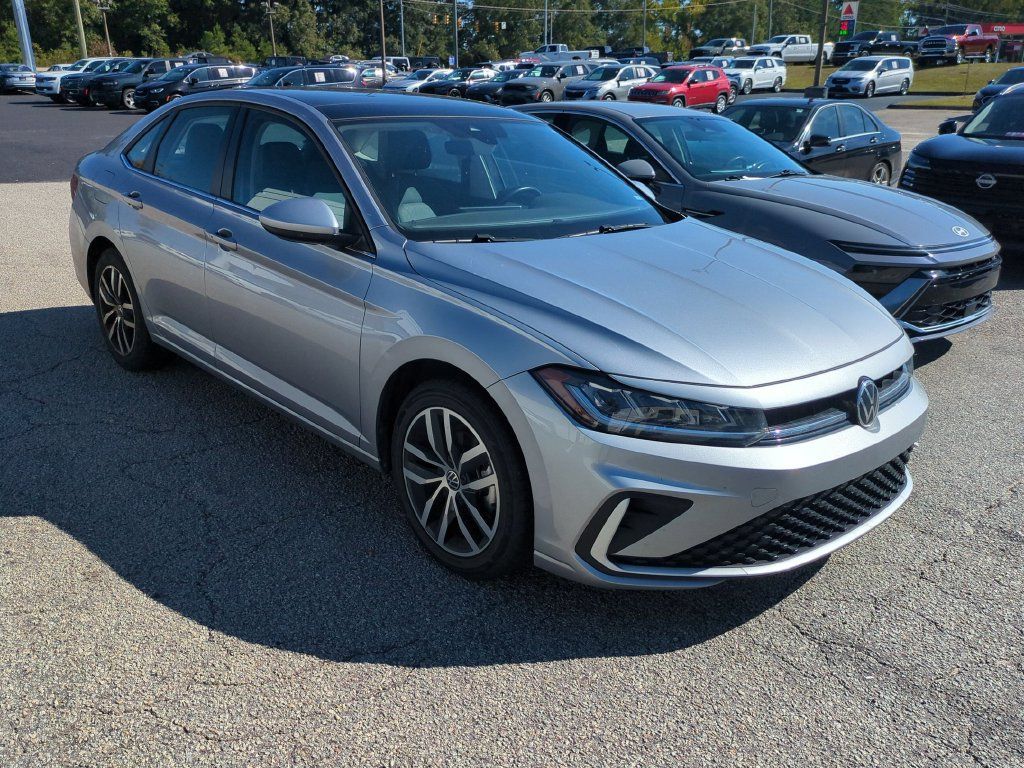 Used 2025 Volkswagen Jetta SE FWD image 1