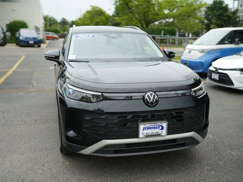 Used 2025 Volkswagen Tiguan SE AWD/4WD image 2