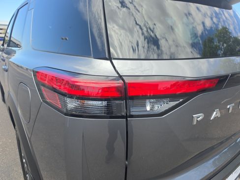 Used 2024 Nissan Pathfinder S FWD image 11