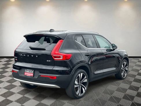 Used 2023 Volvo XC40 B5 Plus image 3