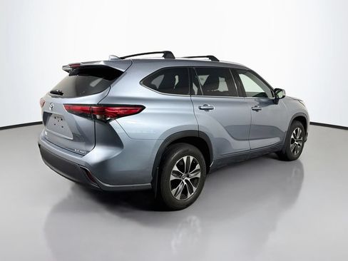 Used 2022 Toyota Highlander XLE AWD/4WD image 6