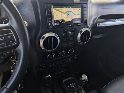 Used 2018 Jeep Wrangler Unlimited Sahara w/ Connectivity Group AWD/4WD image 10