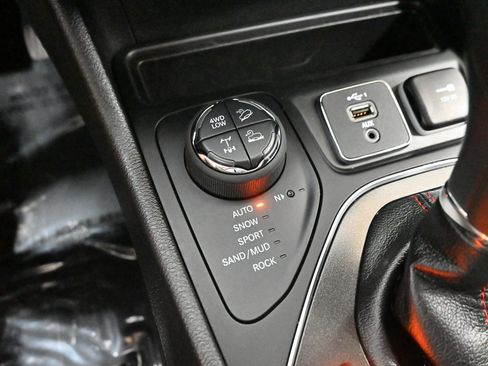 Used 2021 Jeep Cherokee Trailhawk AWD/4WD image 19