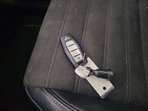 Used 2023 Mitsubishi Outlander SE image 35