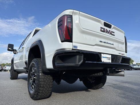 Used 2025 GMC Sierra 2500 AT4X AWD/4WD image 8