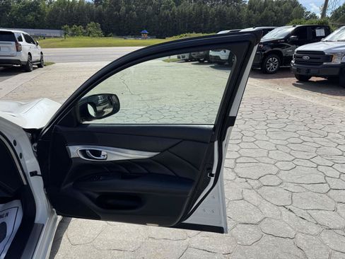 Used 2018 INFINITI Q70 Luxe RWD image 17