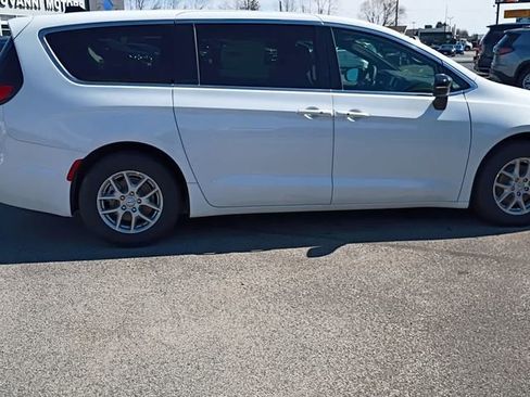 New 2026 Chrysler Pacifica Select FWD image 4