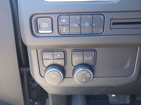 Used 2024 Chevrolet Suburban LT AWD/4WD image 16