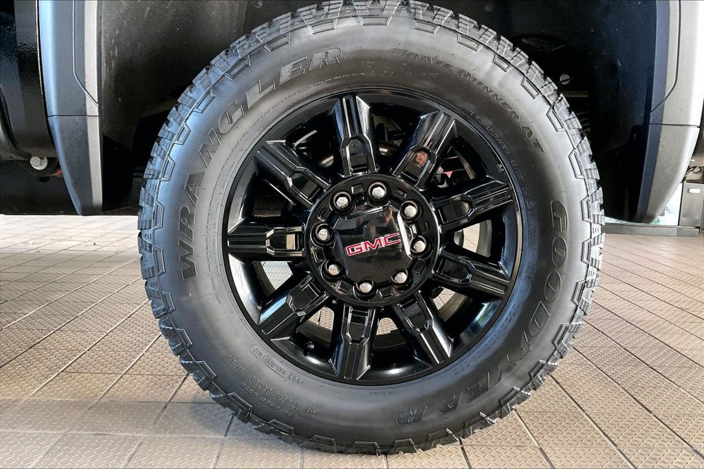 Used 2025 GMC Sierra 2500 AT4 w/ AT4 Premium Plus Package AWD/4WD image 32