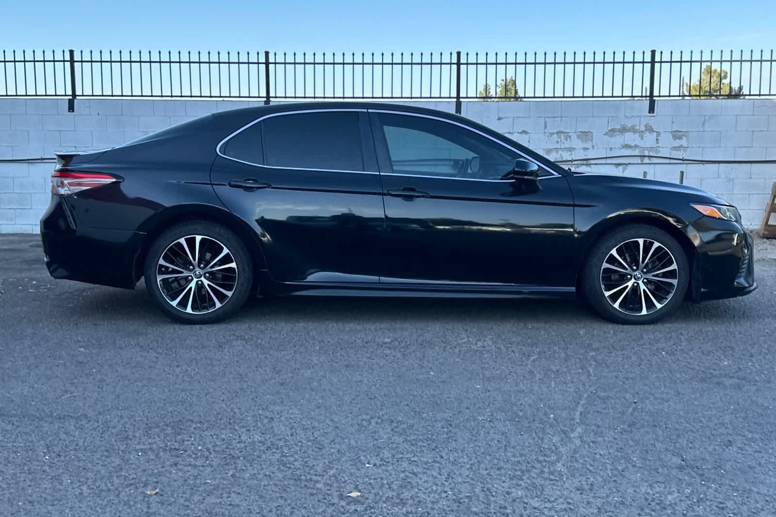 Used 2018 Toyota Camry SE FWD image 9