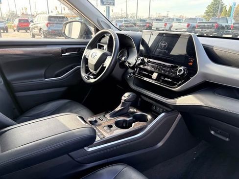 Used 2022 Toyota Highlander Platinum image 8