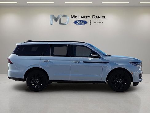 New 2026 Lincoln Navigator Reserve w/ Jet Appearance Package image 6